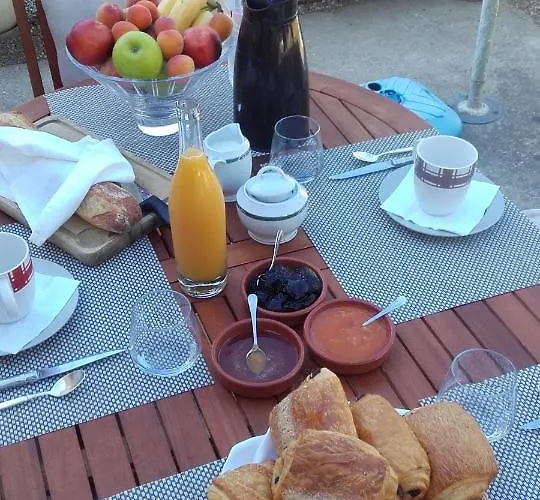 Chez Yvette , C'est Chouette!! Couette-café