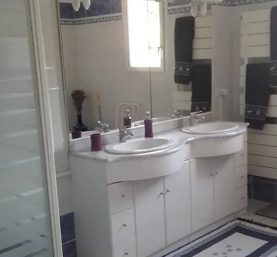 Couette-café Chez Yvette , C'est Chouette!!