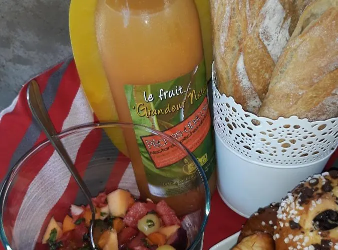 Couette-café Chez Yvette , C'est Chouette!!