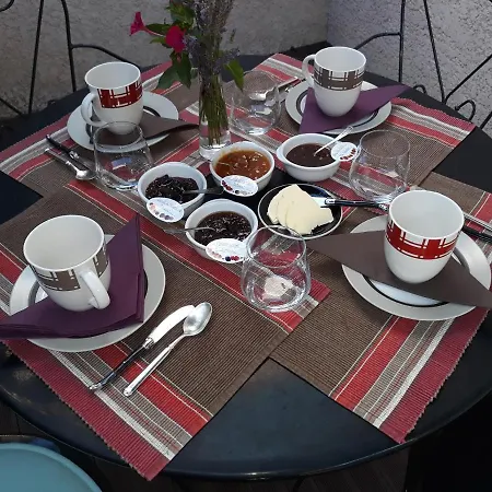 Alojamento de Acomodação e Pequeno-almoço Chez Yvette , C'est Chouette!!