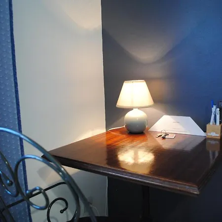 Chez Yvette , C'est Chouette!! Couette-café